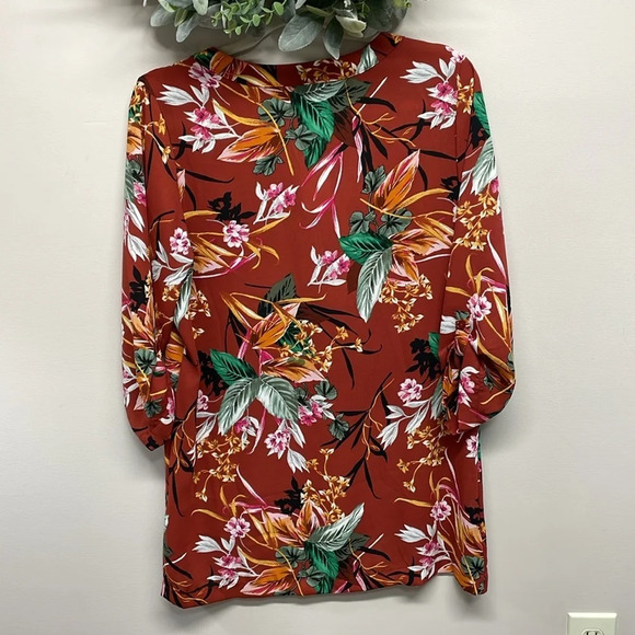 NWT Christopher & Banks 3/4 Sleeve Asymmetrical Hem Tropical Print Top S - Picture 5 of 14